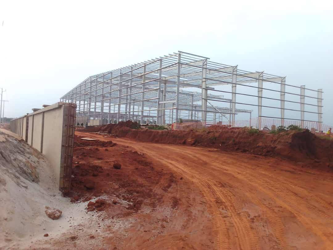 Charpente d’entrepôt en cours de montage